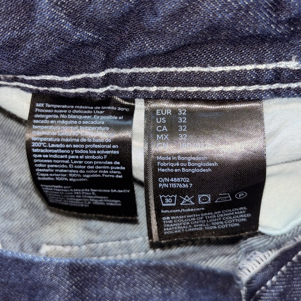 H&M denim relaxed fit carpenter cargo shorts. Size 32 - Picture 4 of 10